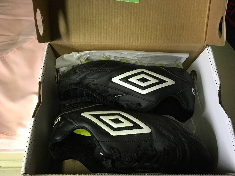 lot 593 image: Umbro Kids Cleats