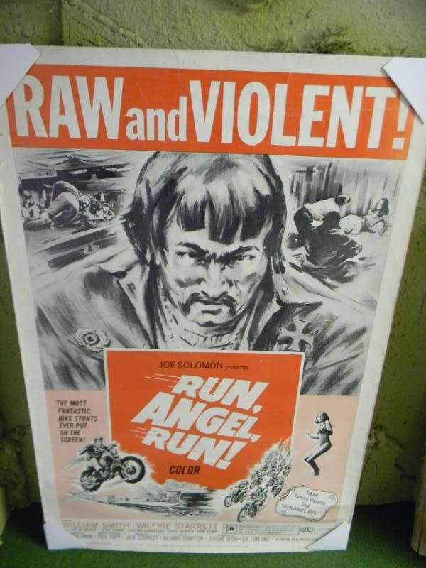 lot 25 image: RUN ANGEL RUN ORIGINAL MOVIE POSTER - LARGE APPROX 40 BY 60 - STILL A VERY GOOD DISPLAY PIECE SOME WEAR & TEAR - SEE PICTURES