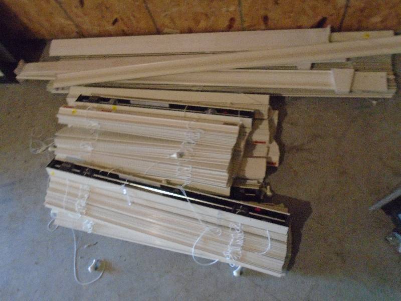 lot 23 image: Mini Blinds