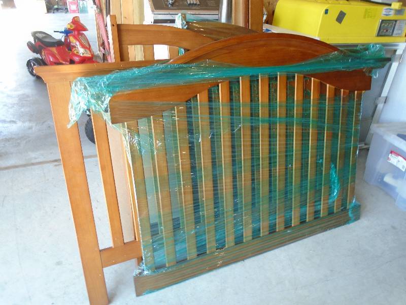 lot 69 image: Crib Set