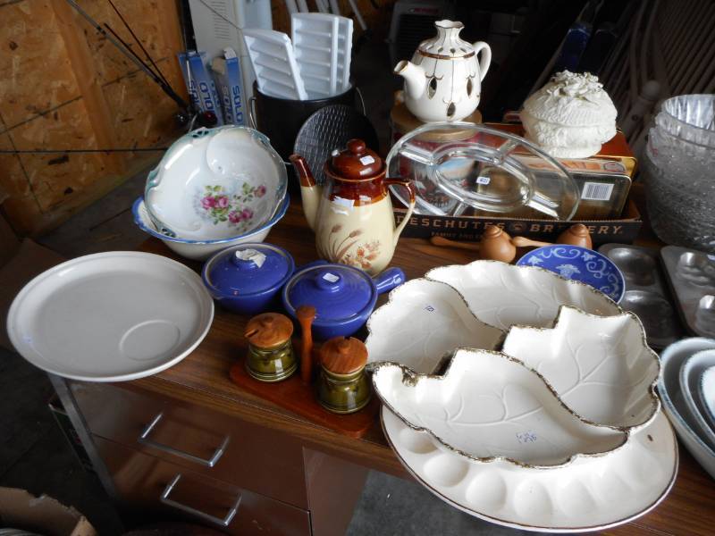 lot 11 image: Kitchenware