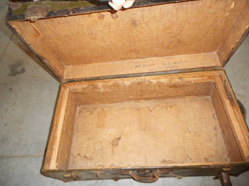 lot 17 image: Vintage Trunk