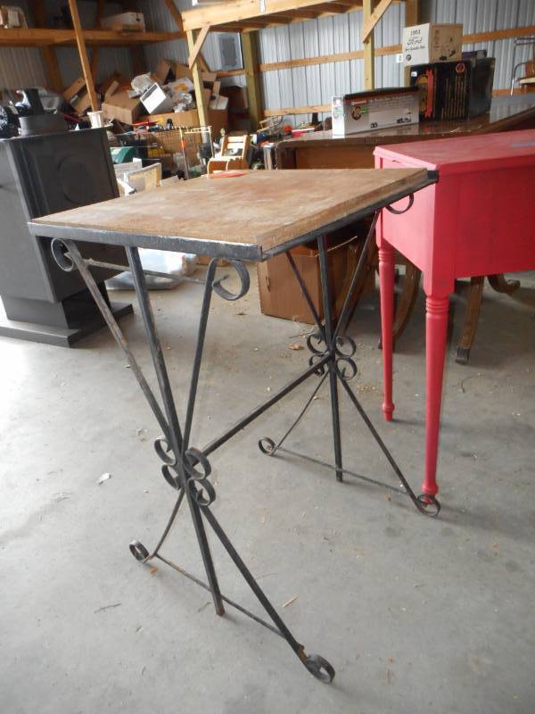 lot 22 image: Sewing Tables