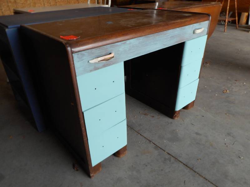 lot 25 image: Wooden Desk
