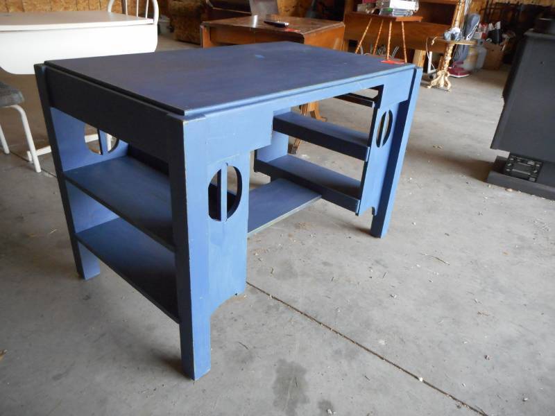 lot 27 image: Desk