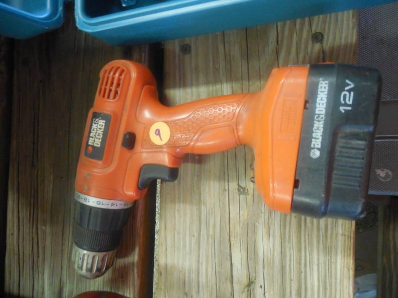 BLACK AND DECKER 12 VOLT CORDLESS DRILL