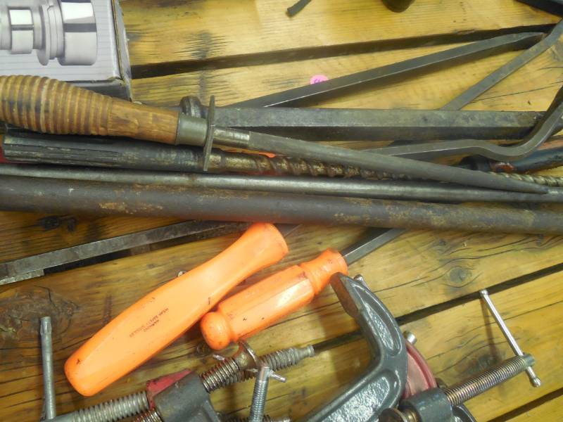 HEAVY DUTY PRY BAR LOT