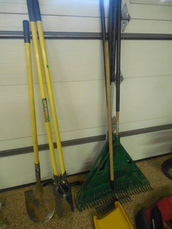 8 PIECE LAWN TOOL SET