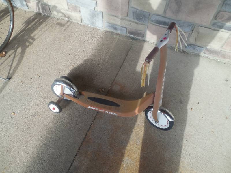 RADIO FLYER SCOOTER WITH TRAINING WHEELS