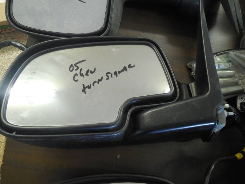 2005 CHEVY DRIVERS SIDE MIRROR W TURN SIGNAL