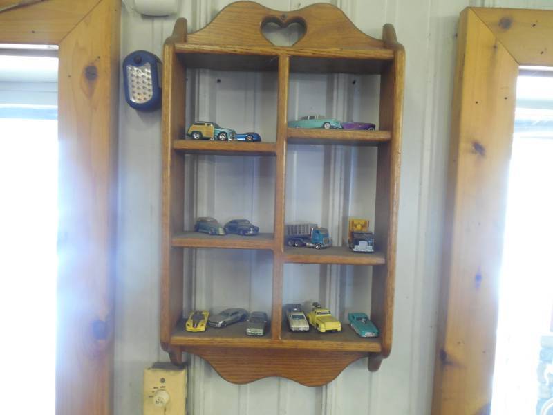 (14) HOT WHEELS W CABINET