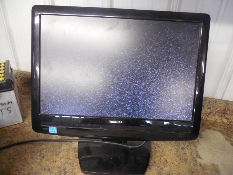 19 TOSHIBA SWIVEL TVMONITOR