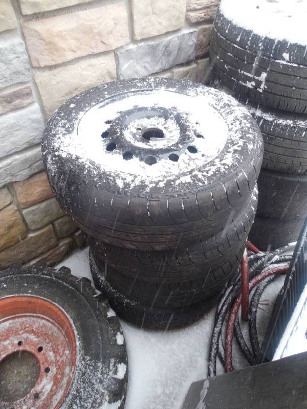 (4) 1956015 CAR TIRES AND RIMS