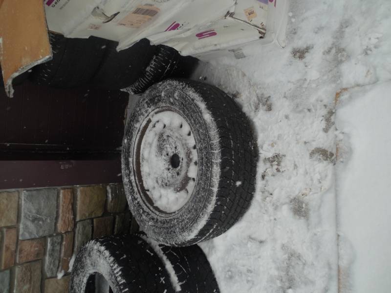 (1) 2756020 TIRE AND RIM