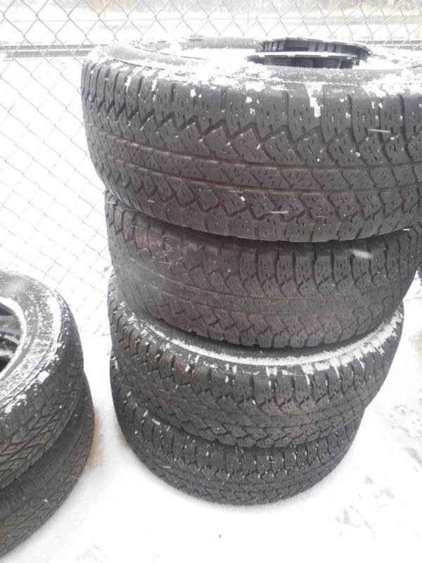 (4) GMCCHEVY HALF TON RIMS AND TIRES WHUBCAPS