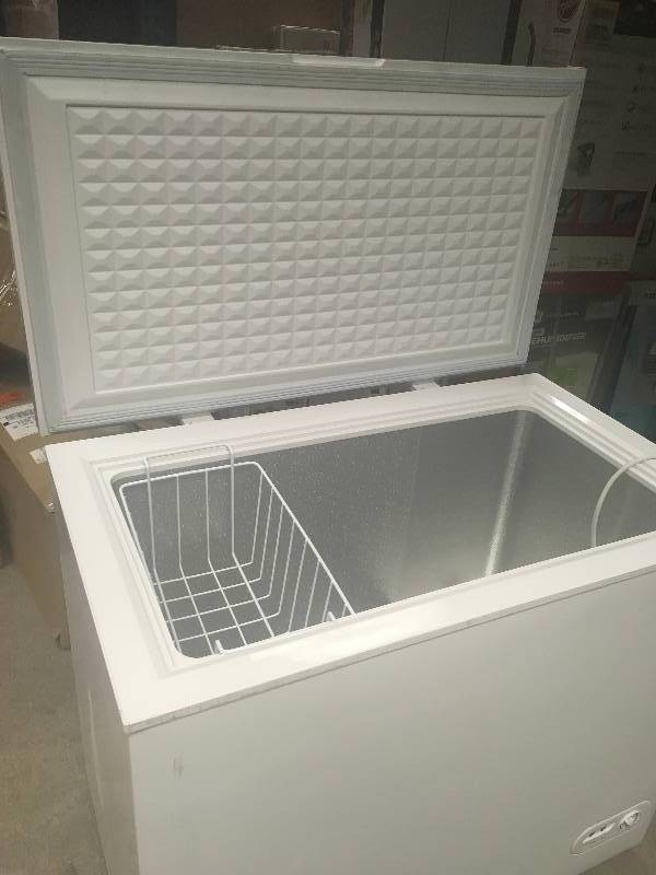 lot 33 image: Magic Chef 6.9 cu. ft. Chest Freezer in White PLEASE SEE PHOTOS FOR SMALL SCRATCHES in good working condition