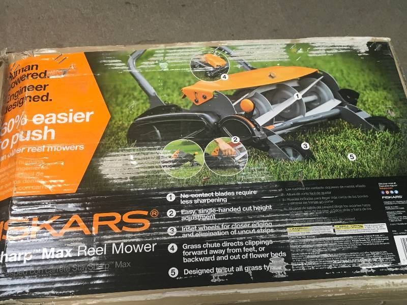 lot 53 image: Fiskars 18 in. Cut Manual Push Non-Electric Walk Behind Reel Mower