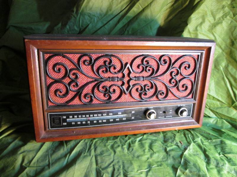 lot 20 image: Magnavox AM FM Solid State Vintage ...