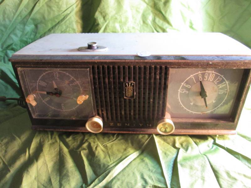 lot 21 image: Zenith with alarm Vintage Radio...