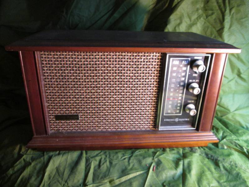 lot 22 image: General Electric Long Range Vintage...