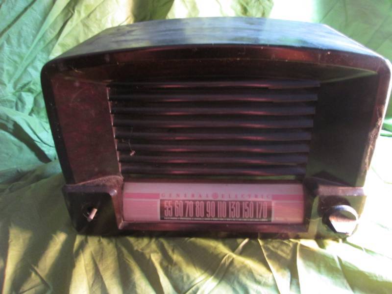lot 23 image: General Electric Long Range Vintage...