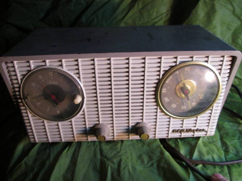 lot 24 image: RCA Victor Vintage Tube Radio...