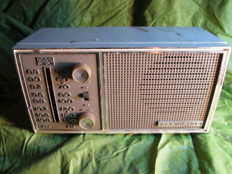 lot 26 image: RCA Victor with tag Vintage Tube Ra...