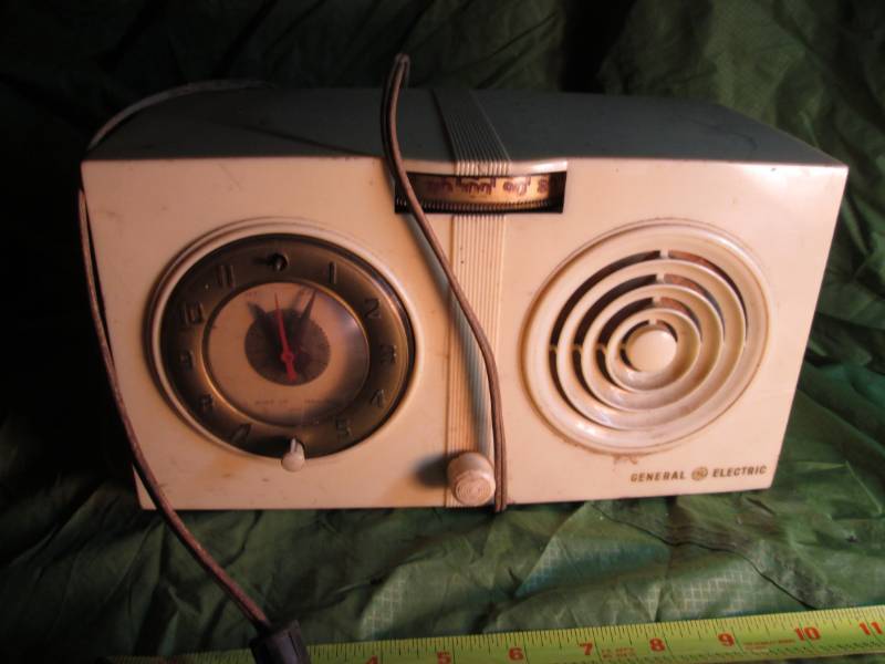lot 30 image: General Electric  Model 511 Vintage...
