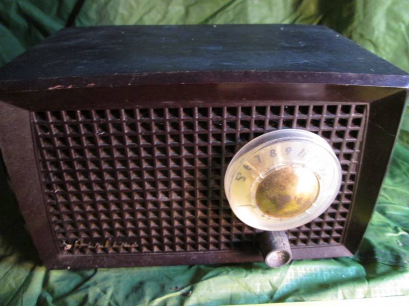 lot 31 image: Airline Vintage Tube Radio...