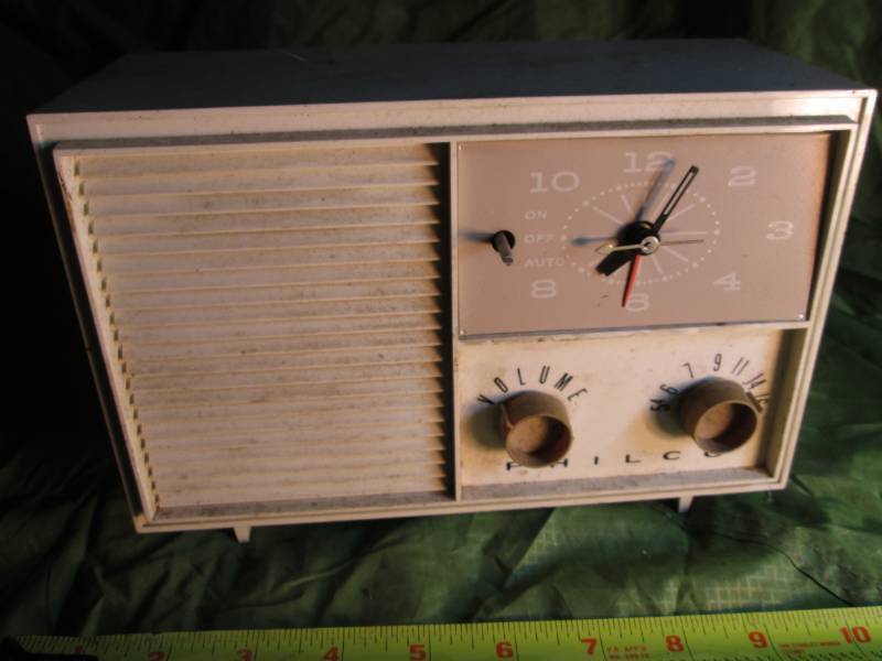 lot 32 image: Philco Vintage Tube Radio with cloc...