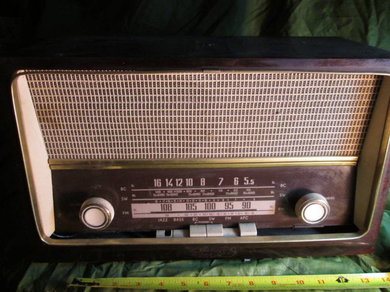 lot 33 image: Lucor Vintage Tube Radio...