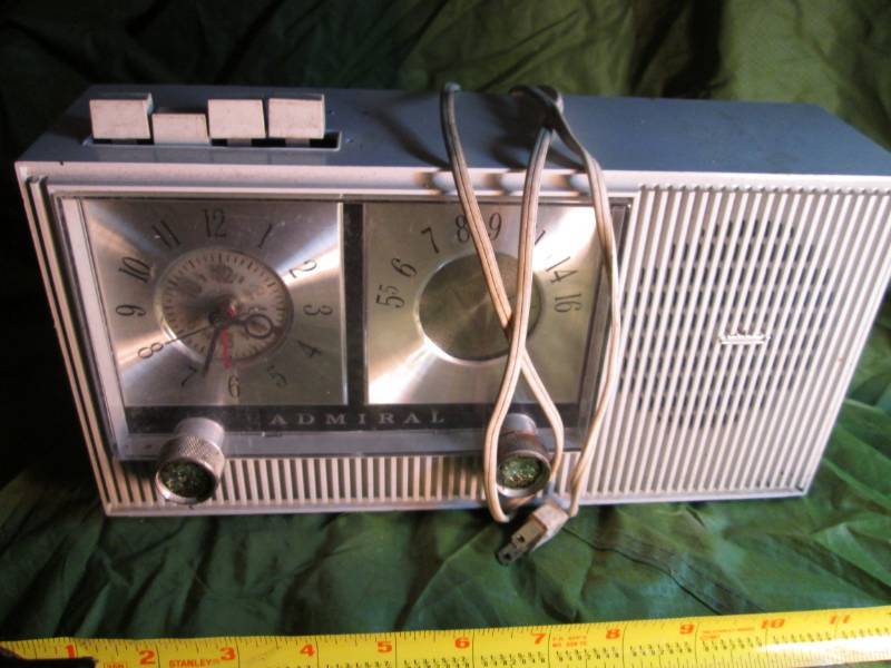 lot 38 image: Admiral Vintage Tube Radio with clo...