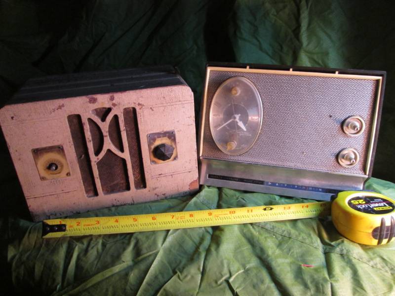 lot 40 image: Sears Silvertone and vintage tube r...