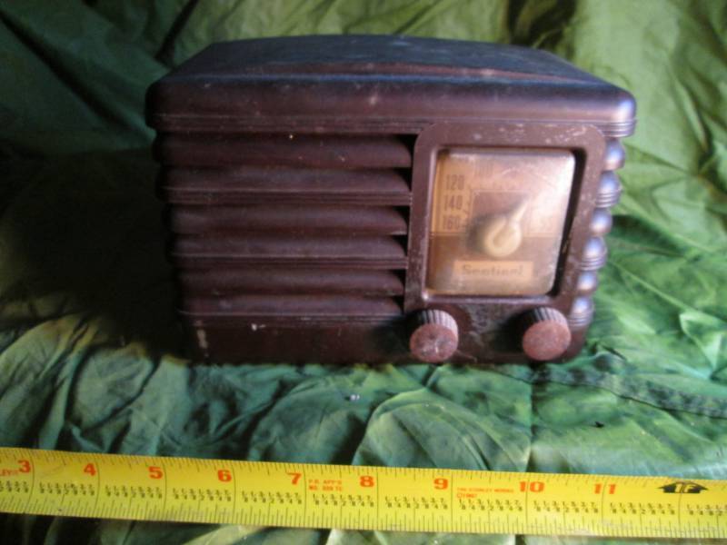 lot 47 image: Sentinel Vintage Tube Radio...