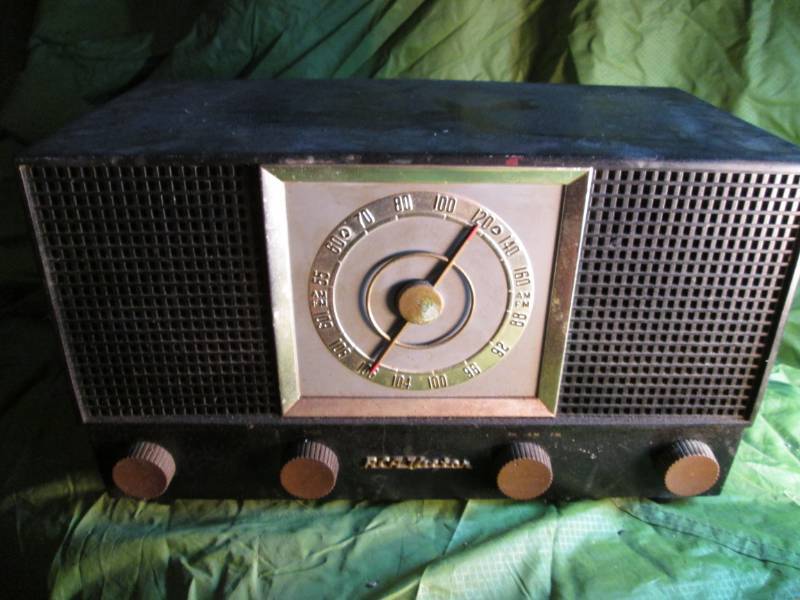 lot 49 image: RCA Victor Vintage Tube Radio...