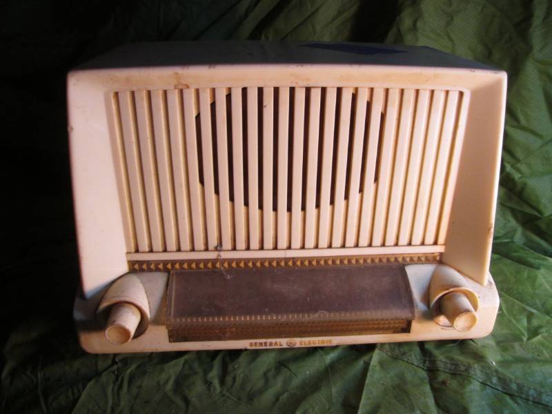 lot 58 image: General Electric Vintage Tube Radio...