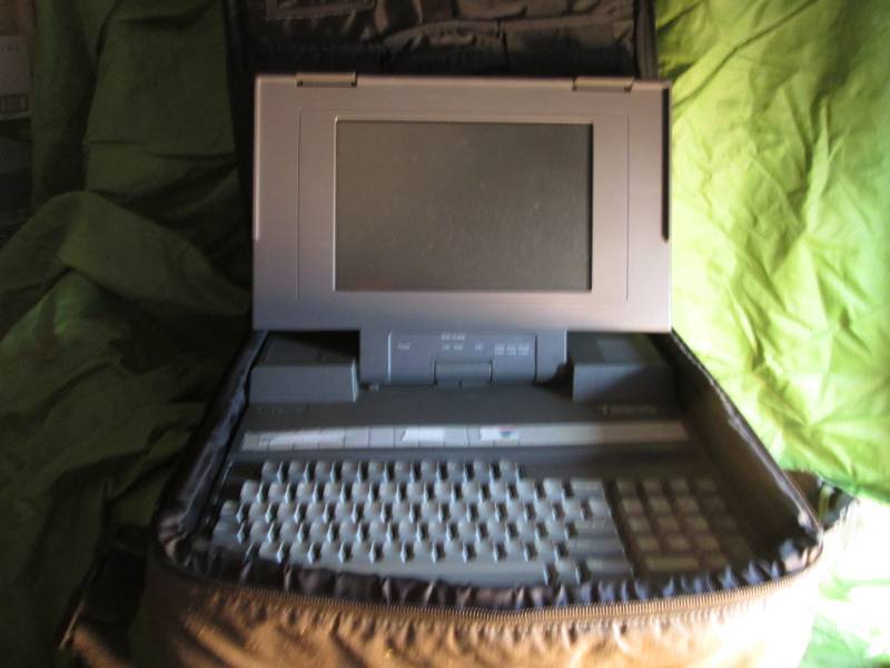 lot 59 image: Vintage Toshiba T3200 laptop comput...