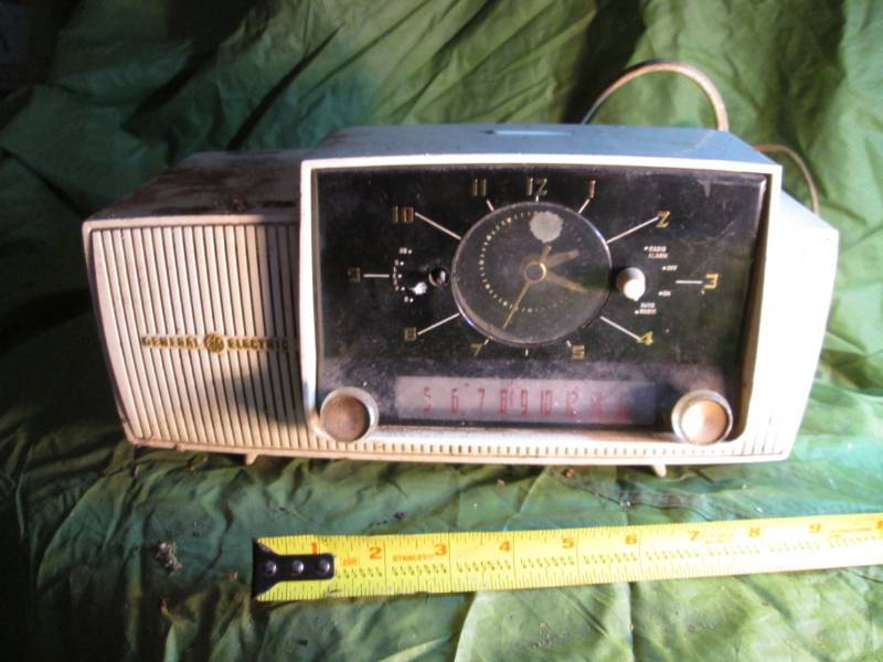 lot 66 image: General Electric Vintage Tube Radio...