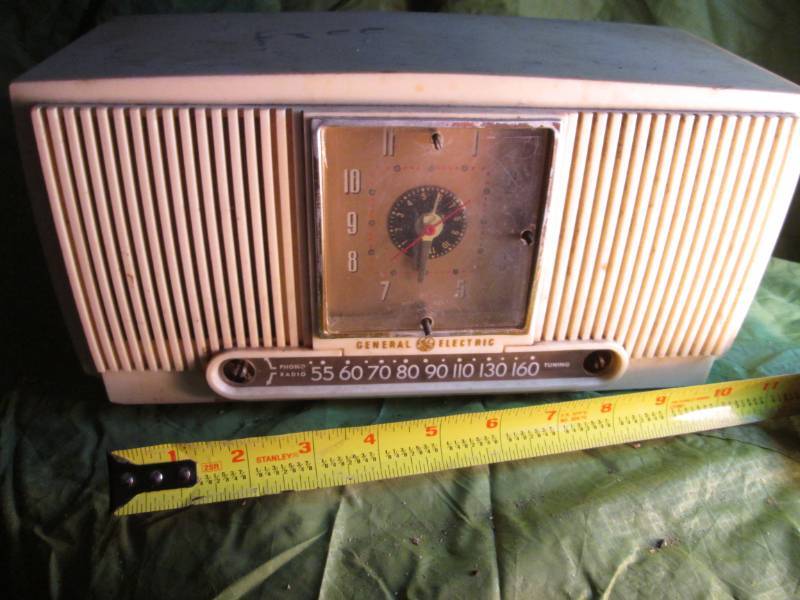 lot 69 image: General Electric Vintage Tube Radio...