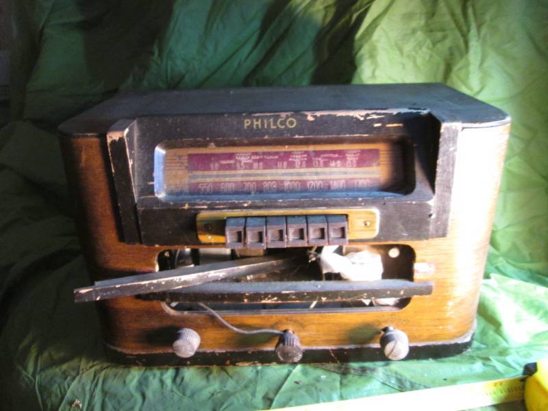 lot 70 image: Philco 42-327 Vintage Tube Radio...