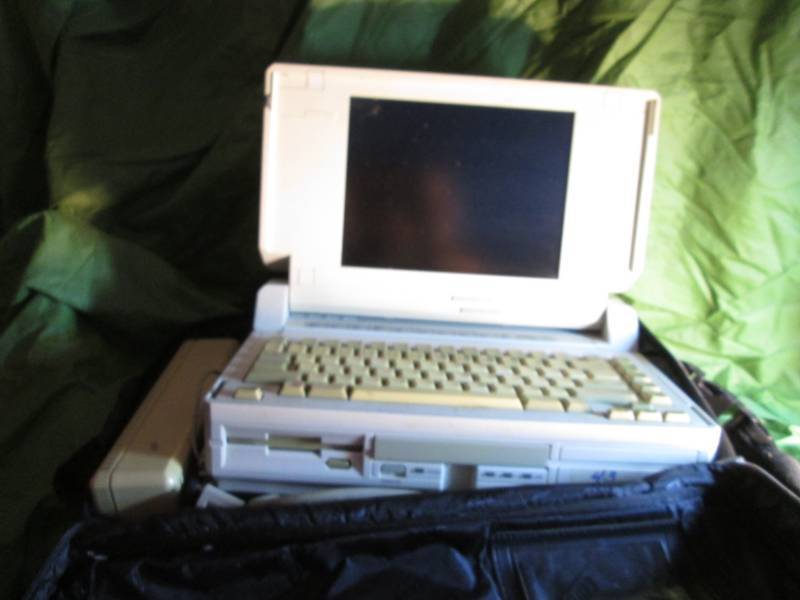 lot 72 image: Vintage Compaq SLT 386s laptop comp...