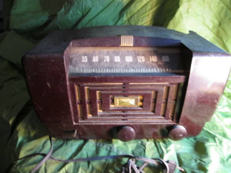 lot 75 image: RCA Victor Vintage Tube Radio...
