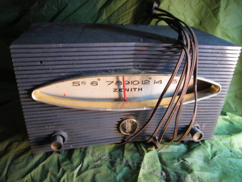lot 76 image: Zenith  Vintage Tube Radio...