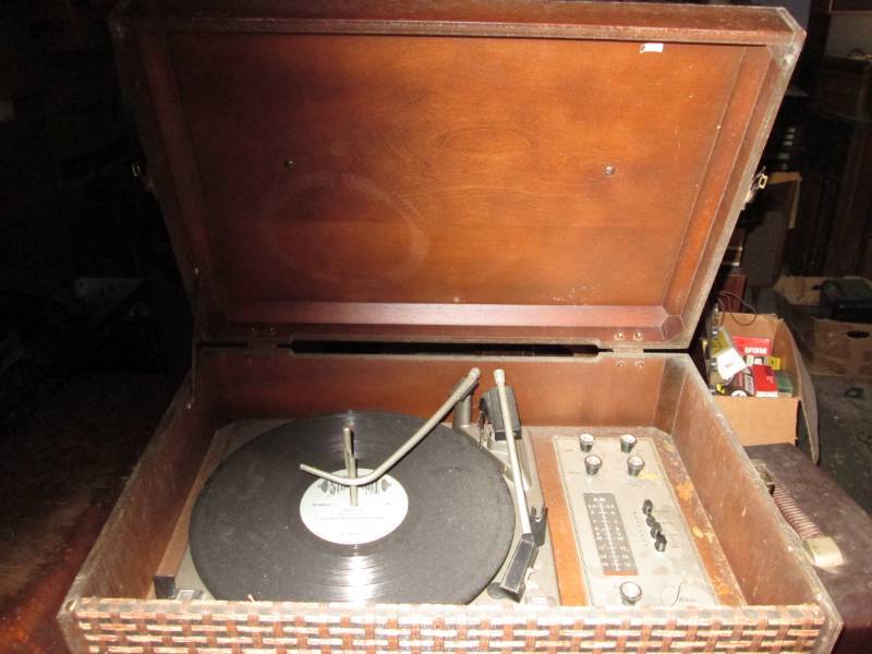 lot 79 image: Marquette Marque 400 record player...