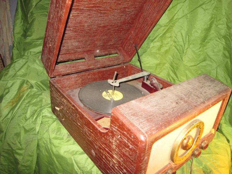 lot 104 image: Zenith cobramatic radio and phono...