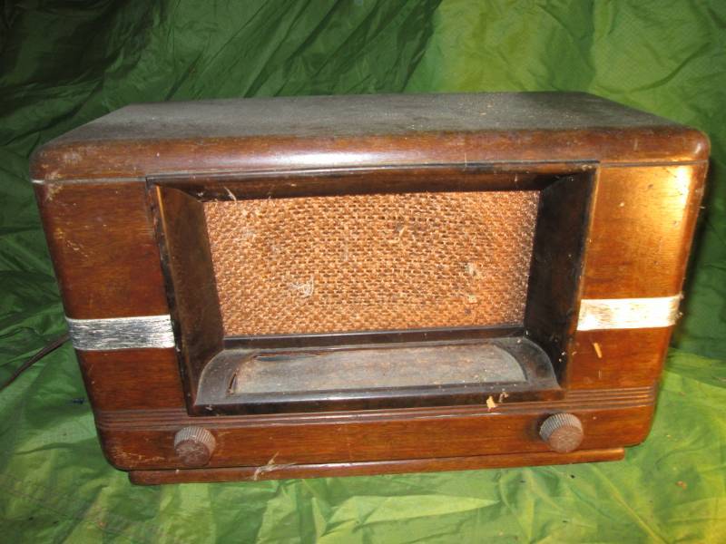 lot 106 image: Airline Vintage Tube Radio...