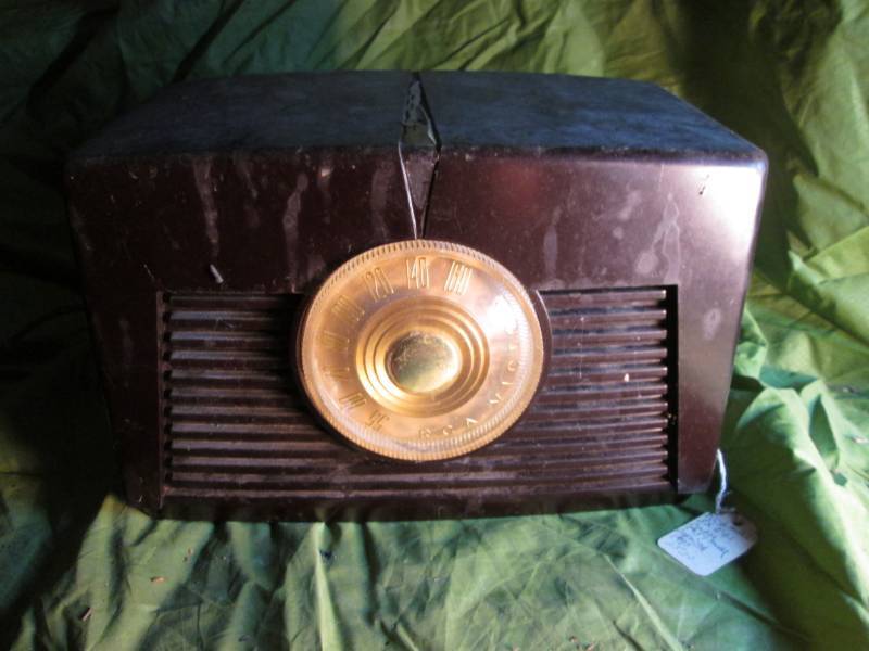 lot 129 image: RCA Victor Vintage Tube Radio...