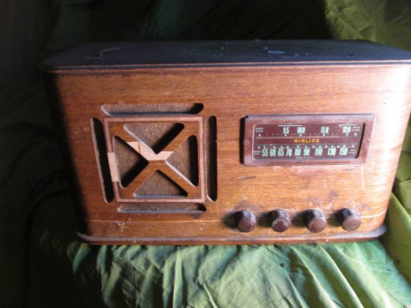 lot 132 image: Airline Vintage Tube Radio...