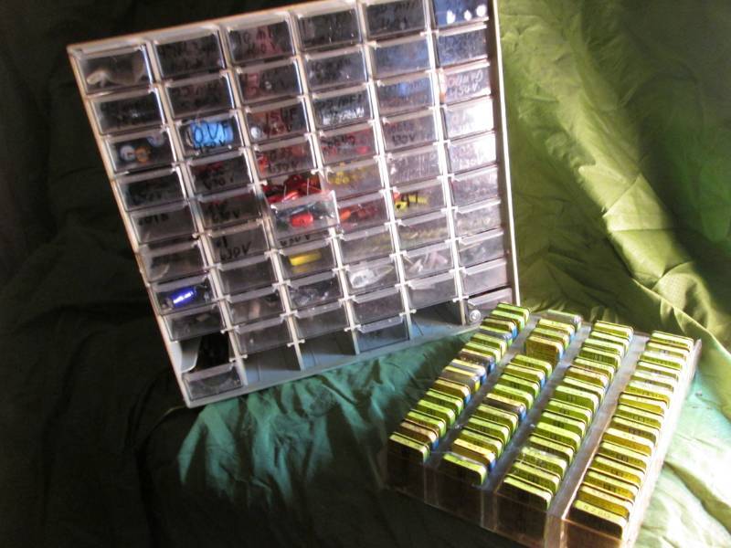 lot 133 image: Lot of electrical parts and fuses i...