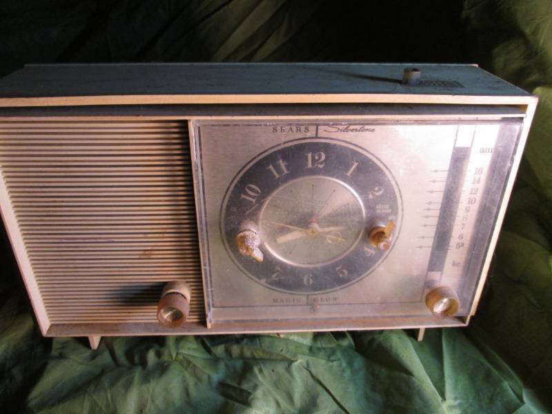 lot 136 image: Sears Silvertone vintage tube radio...